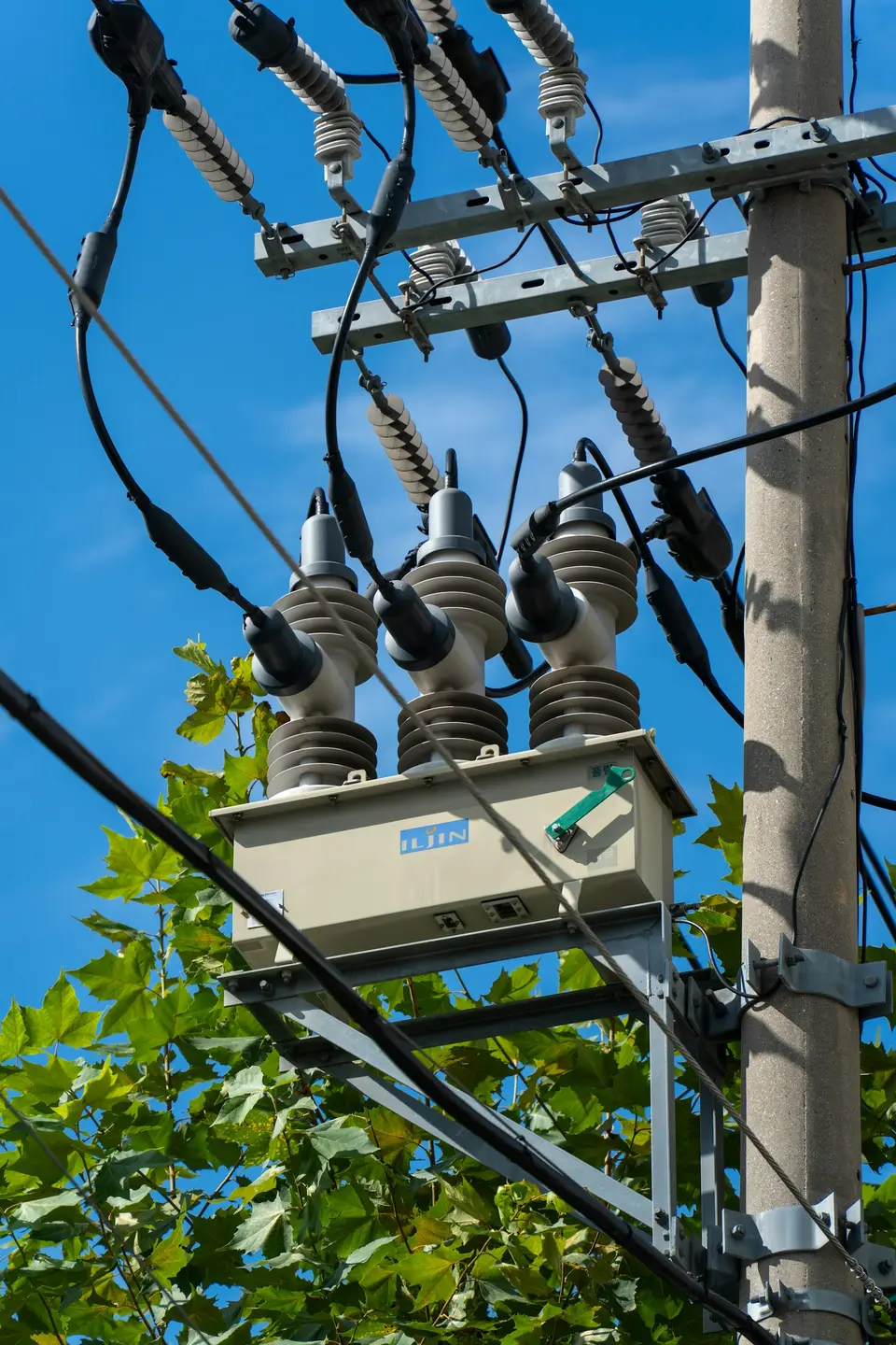 資料中心電力與運算設備意象，呈現AI基礎建設需求牽動企業營收的情境（示意圖）