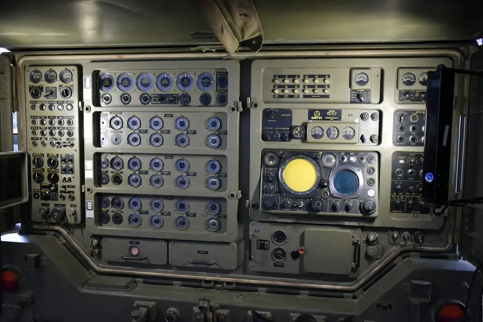 軍事防衛系統涉及複雜的軟體模組與指揮操作的整合(示意圖) 軍事指揮中心內,士兵在多個電腦螢幕前監控防衛系統的運作。