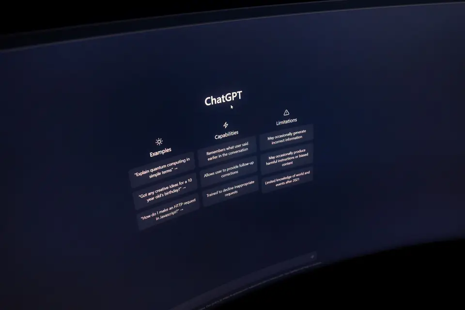 筆電顯示人工智慧工作階段計時器與程式碼專案，象徵 Claude Pro 用量池共同計算