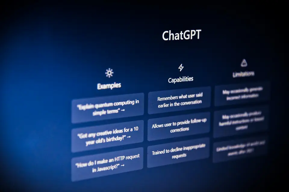 ChatGPT 介面在筆電上開啟,呈現使用者透過瀏覽器使用聊天服務