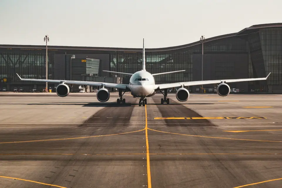 客機停在機場航廈前的停機坪