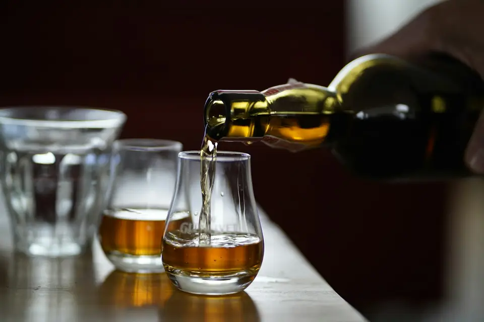 將烈酒倒入酒杯的示意畫面