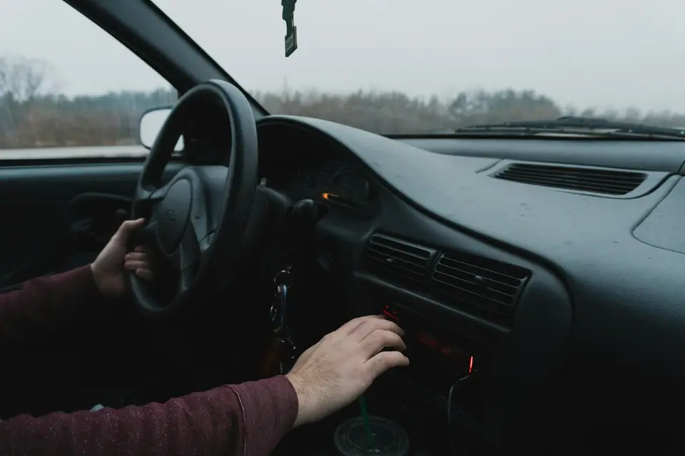 雙手握著方向盤開車的示意畫面