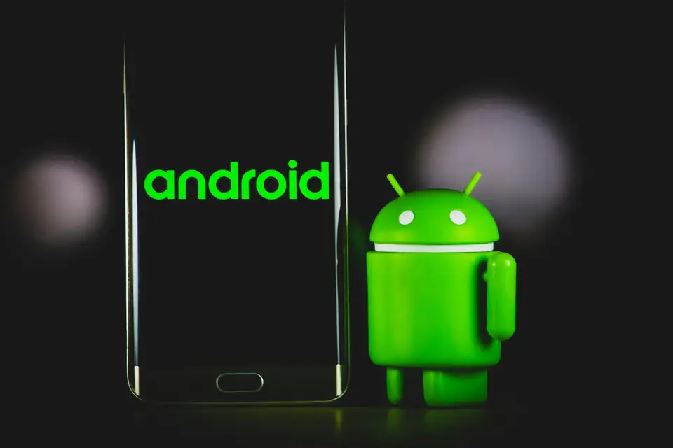 側載 APK 前先確認檔案來源與安全提示(示意圖) 手機旁的 APK 檔案與應用程式安全檢查畫面