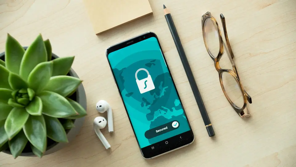 Play Protect 會檢查商店外安裝的 App(示意圖) 手機顯示應用程式安全提示與來源驗證通知