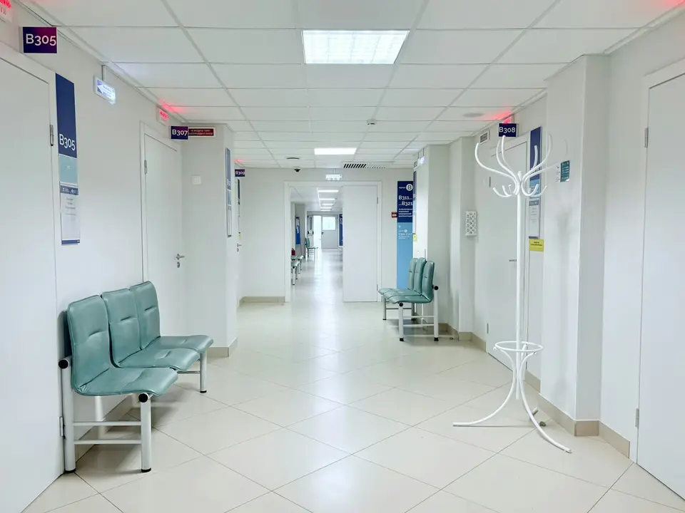 急診檢傷區走廊，象徵需要接受腳踝扭傷評估的情境