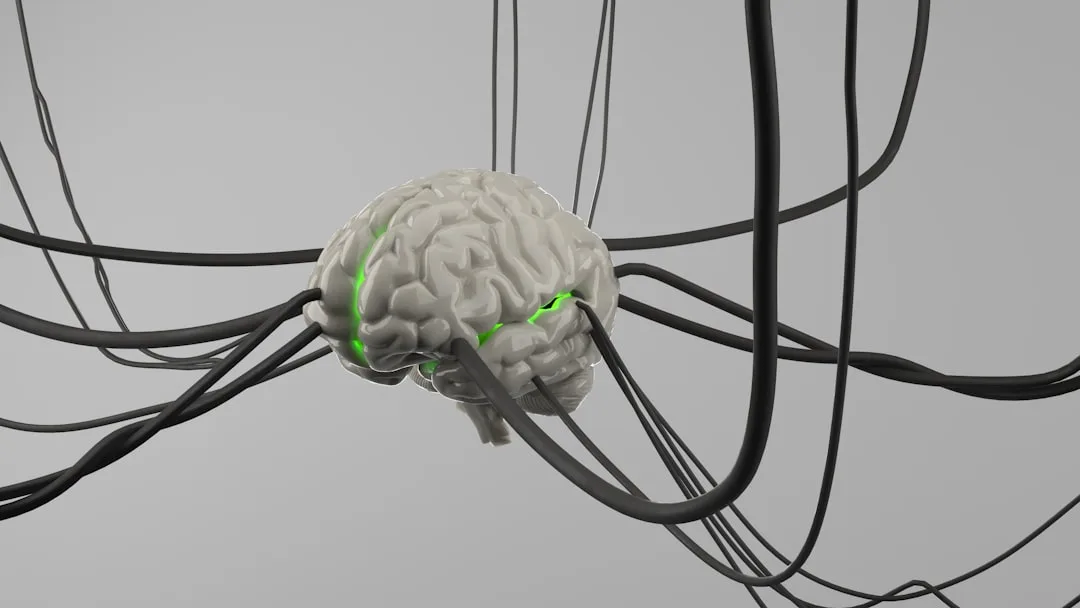 白灰色3D電腦繪圖大腦模型懸浮於淺灰色背景,多條黑色電線插入大腦,腦部呈現綠色發光條紋,象徵神經連接與訊號傳導