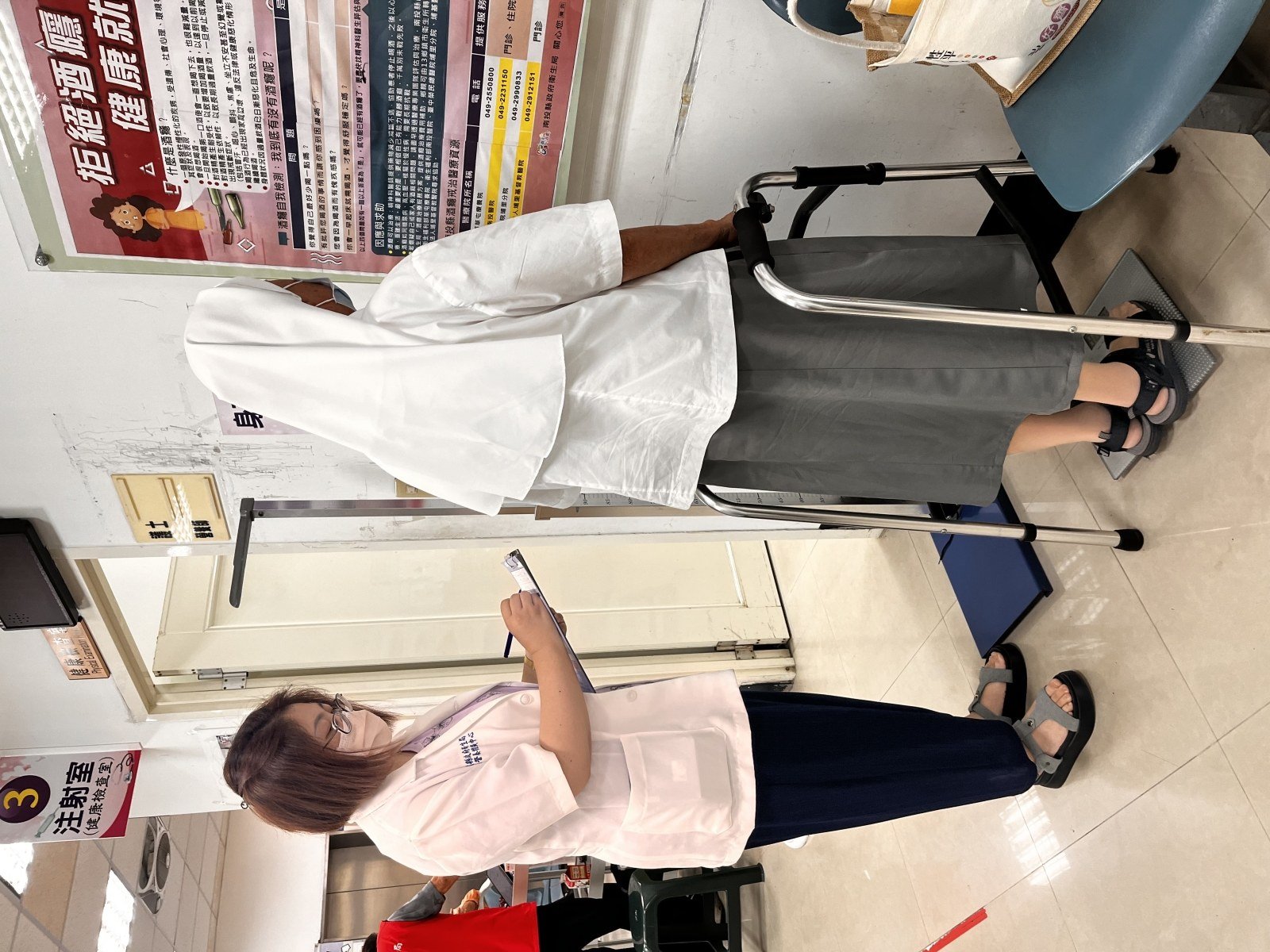 社區營養師與長輩一對一營養諮詢情境