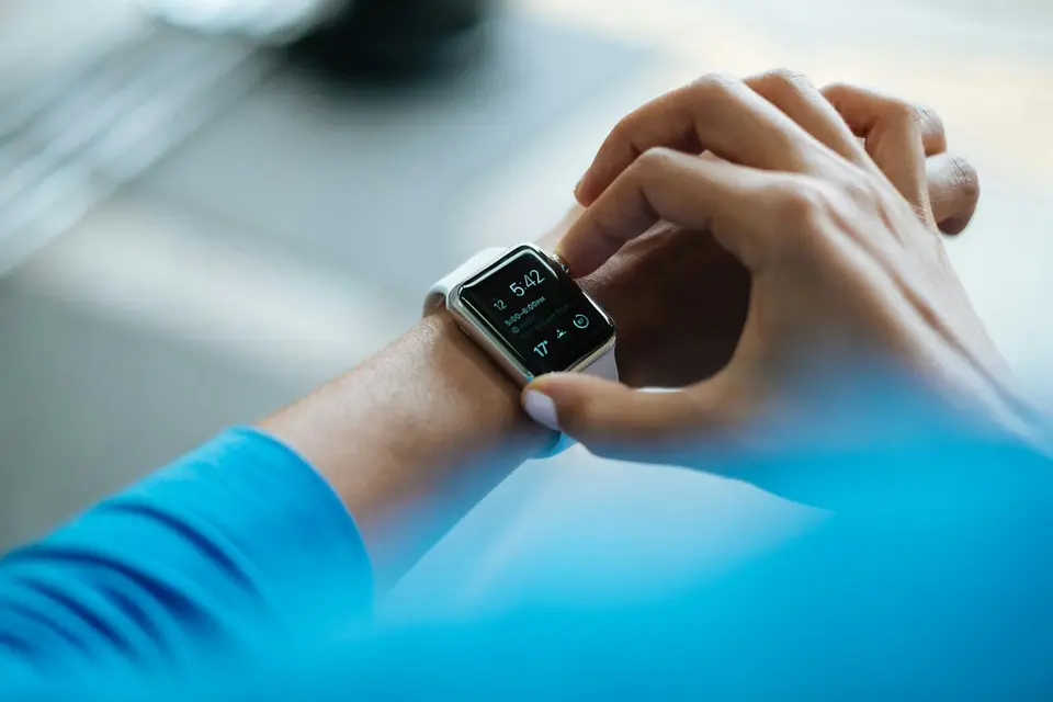 使用者在手機上查看長期睡眠趨勢與 Apple Watch 資料（示意圖）