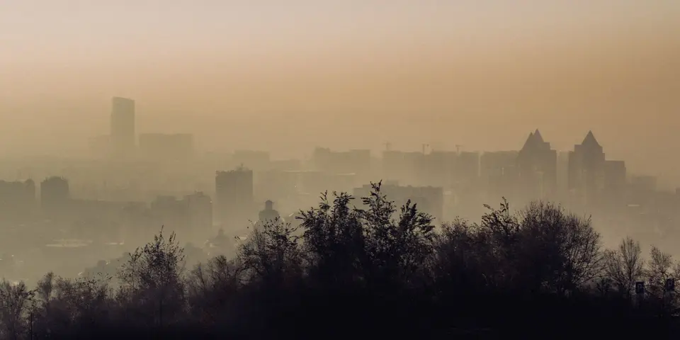 空氣品質不良時,懸浮微粒增加導致能見度降低,影響城市景觀(示意圖) 被灰白霾氣籠罩的都市建築物,能見度明顯降低。
