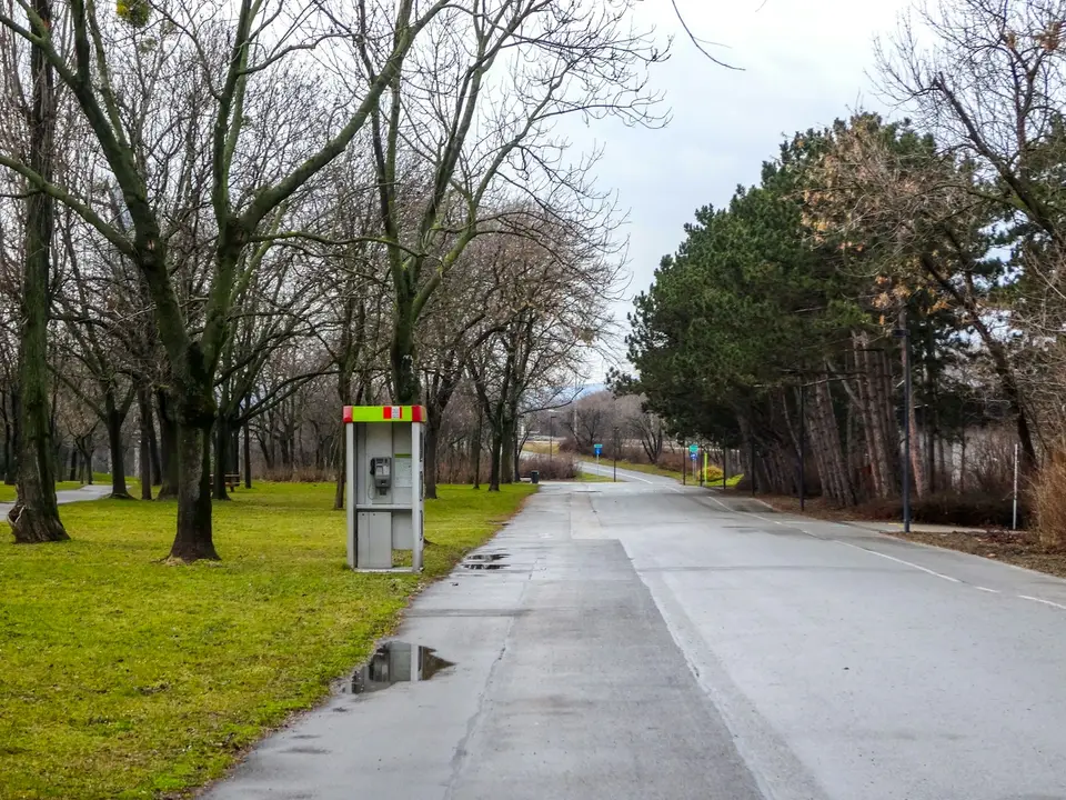 道路旁的空氣品質測站設備示意