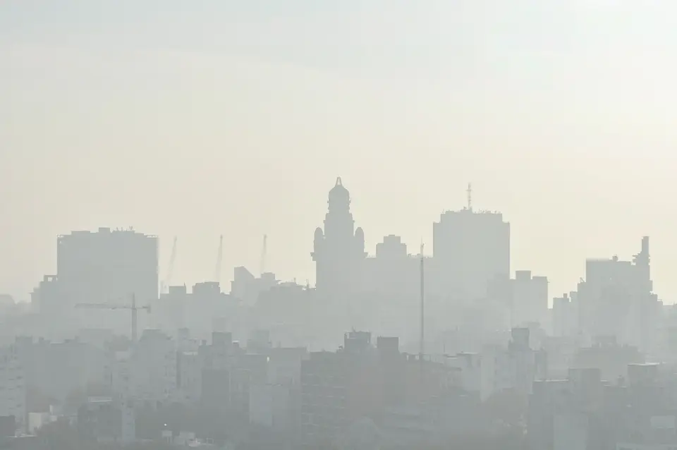 晨間城市天際線籠罩在淡霧中