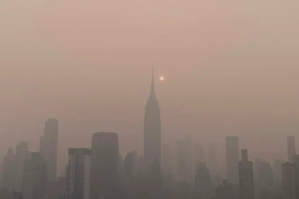 依所在地空品等級安排戶外活動 空氣品質受霧霾影響的城市天際線示意