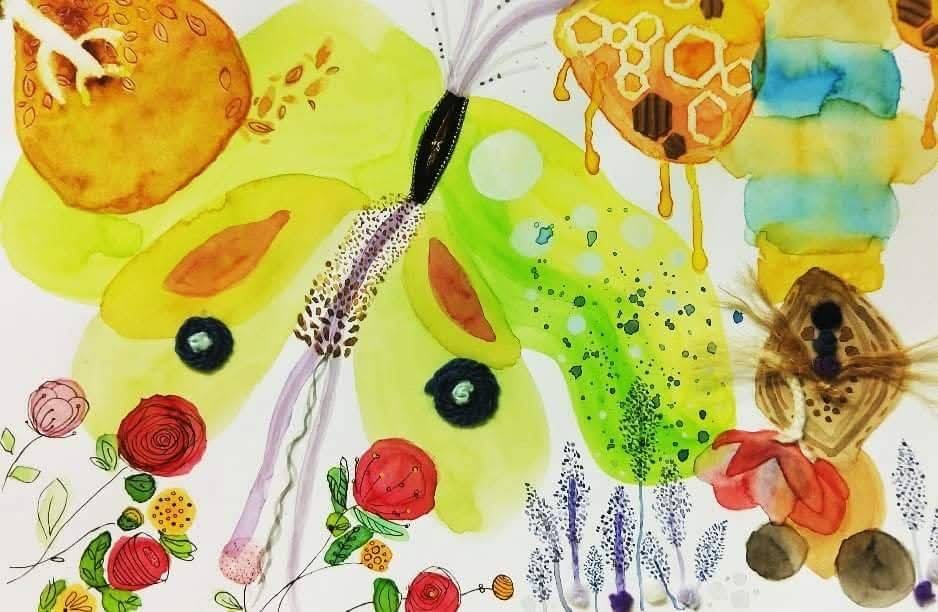 色彩鮮明的水彩作品以果實、花朵與日常器具拼組成畫面