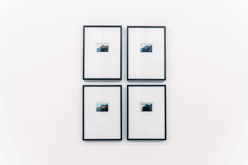 畫廊展間白色牆面展示多幅畫作