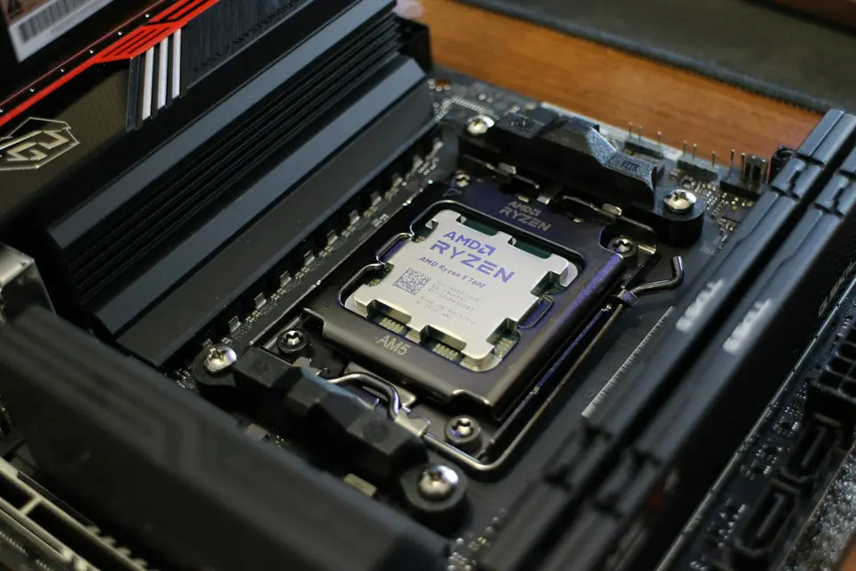 主機板上的 CPU 插槽、記憶體插槽與擴充區域俯視近照,呈現各元件在同一片電路板上互相連接的情境(示意圖)