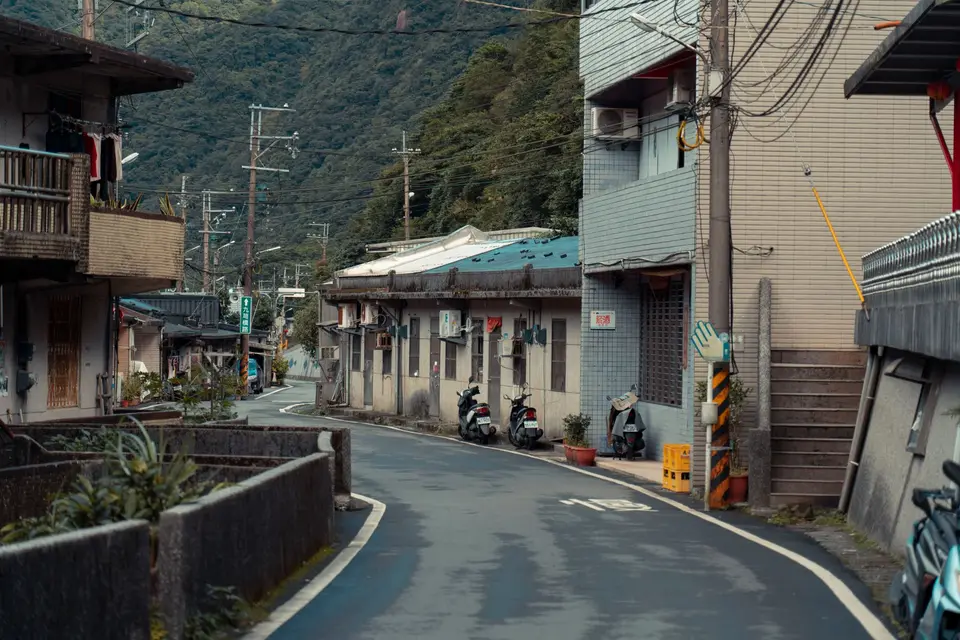 地方停班區域與集中市場休市條件分別判斷(示意圖) 山區聚落道路與住宅,呈現地方災情可能因區域而異
