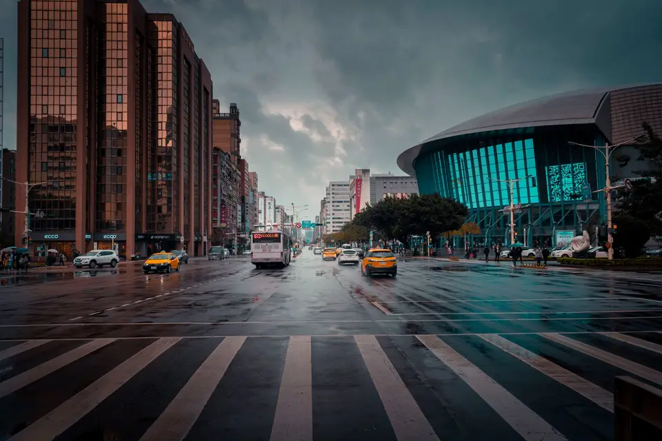 集中市場休市條件與臺北市停班公告相連(示意圖) 颱風雨勢中的台灣城市街道