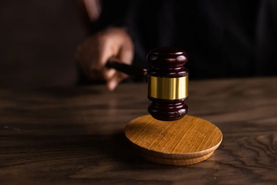 法院法庭內進行中的司法審理，法官和律師在進行案件訴訟。