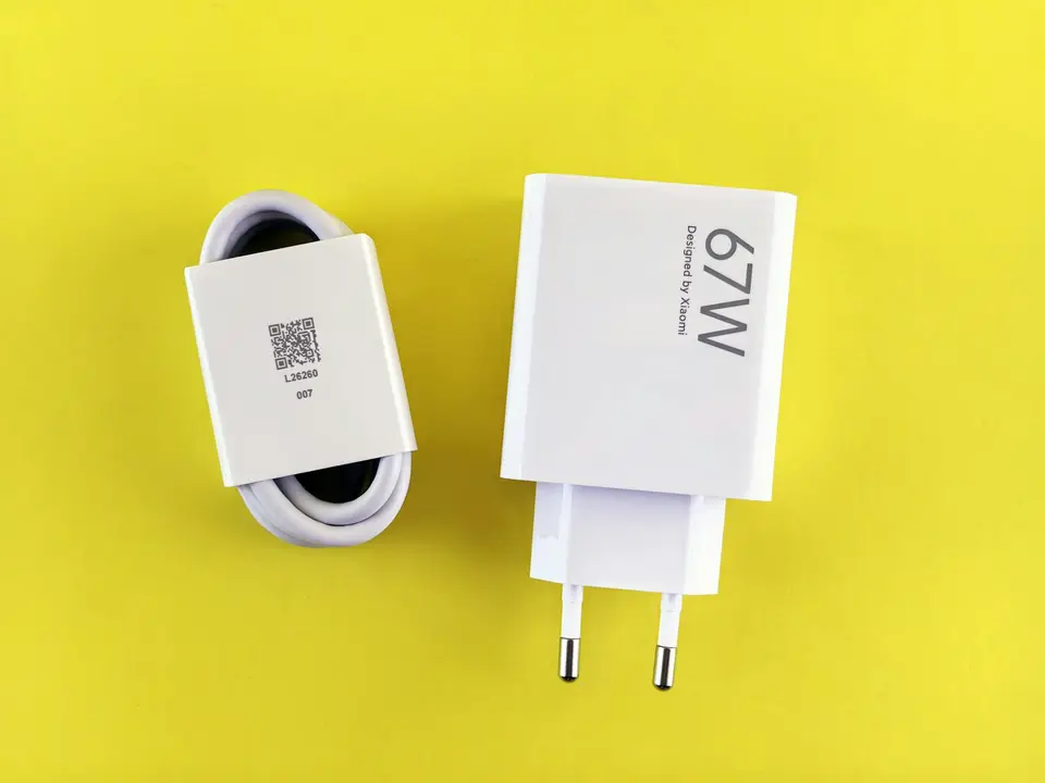 各式電池充電器和電源線的適配器排列展示