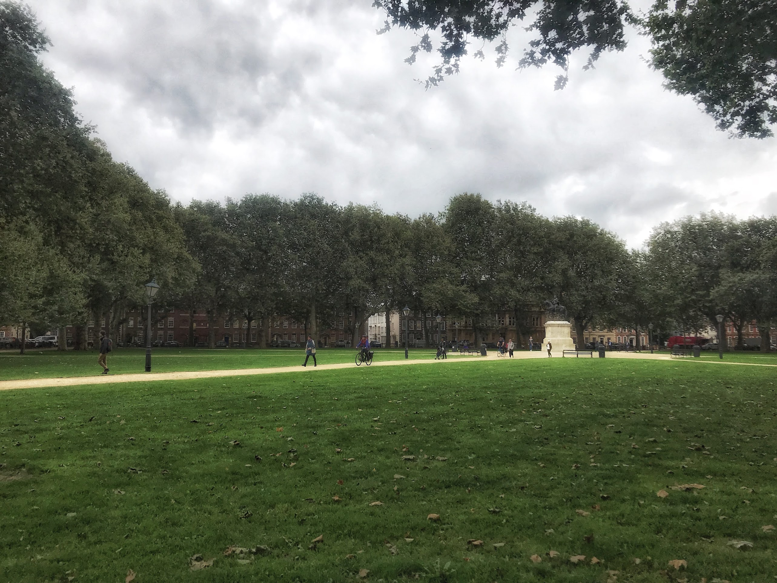 Bristol 城市綠地中的草坪與步道