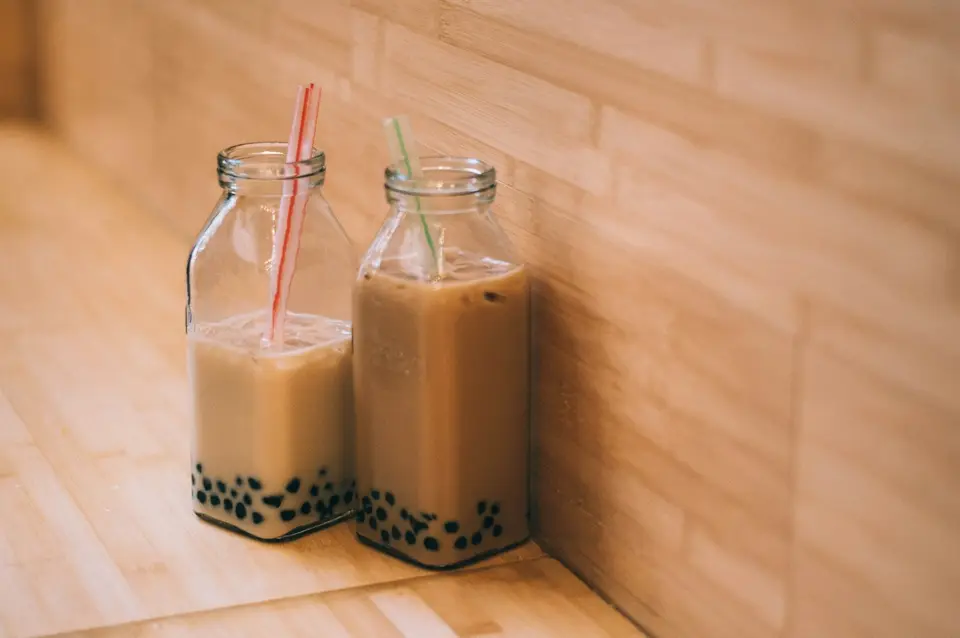 透明杯中的奶茶與黑色粉圓近照，呈現台灣日常飲料場景（示意圖）