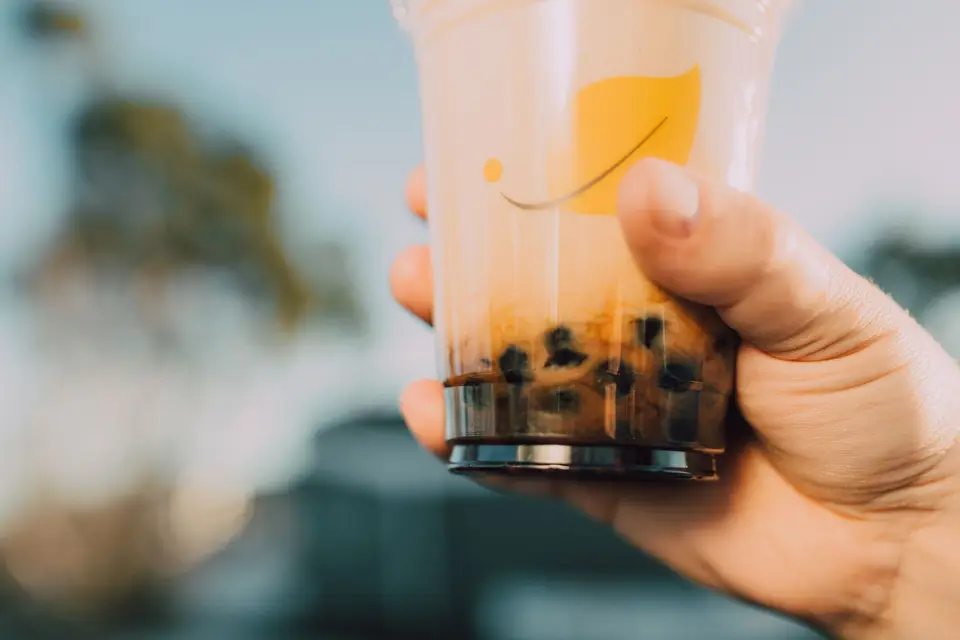 湯匙盛著黑色粉圓，旁邊有樹薯粉圓原料的食品製程示意（示意圖）