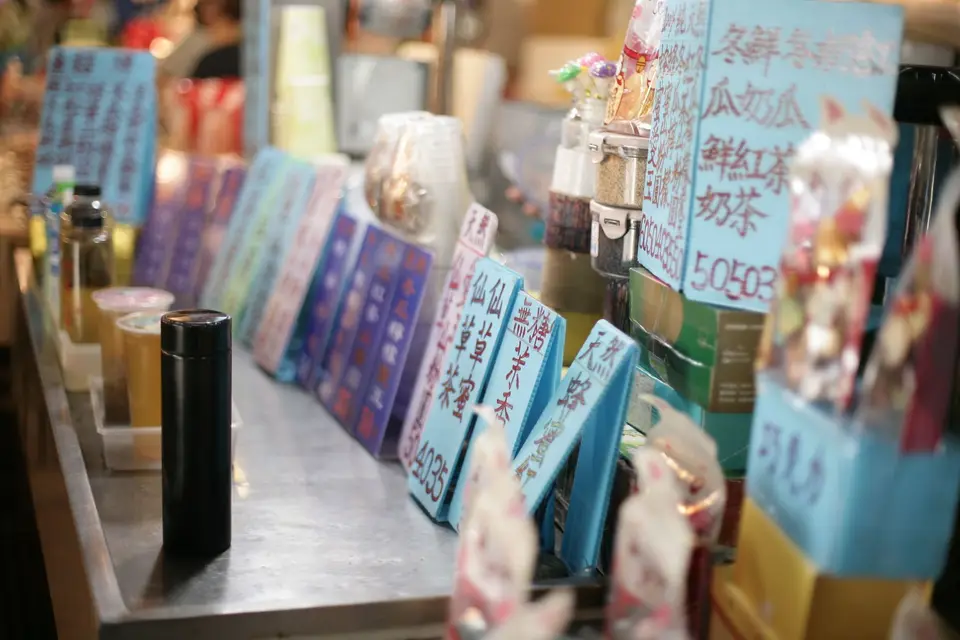 茶飲店櫃檯與手搖飲，呈現台灣茶飲文化的日常場景（示意圖）