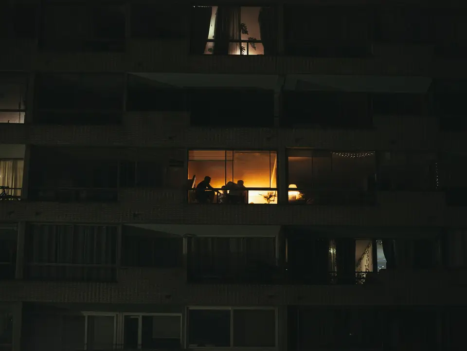 室內夜間亮著捕蟲燈的居家情境示意圖