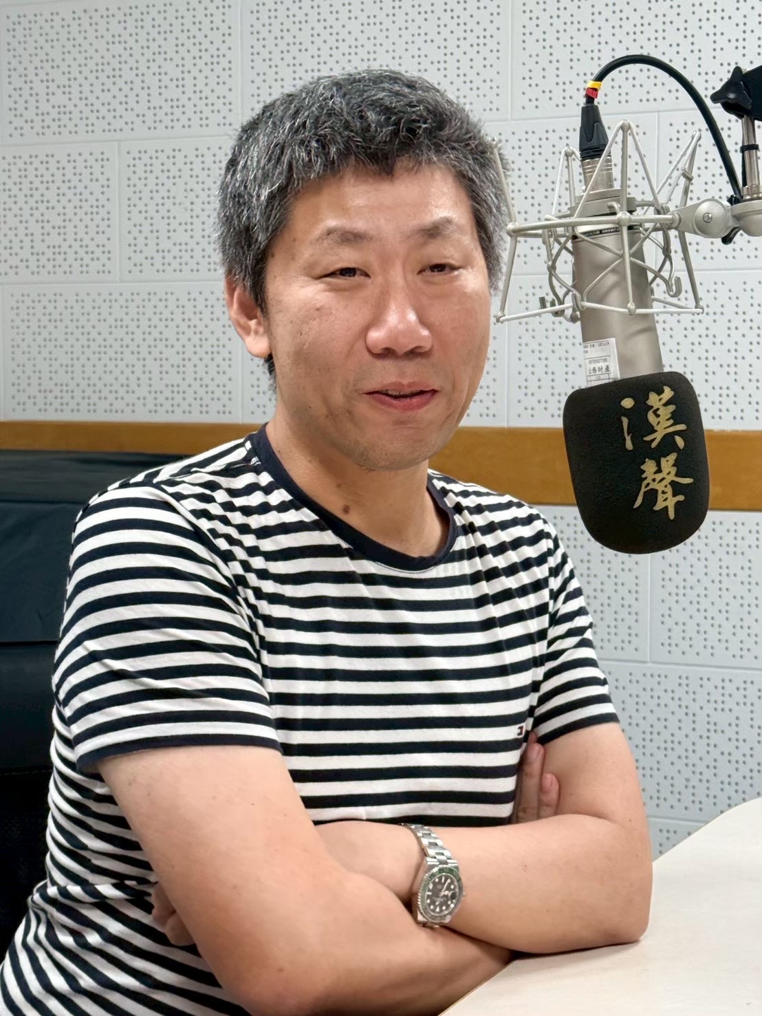 孫仁堂在錄音室麥克風前受訪
