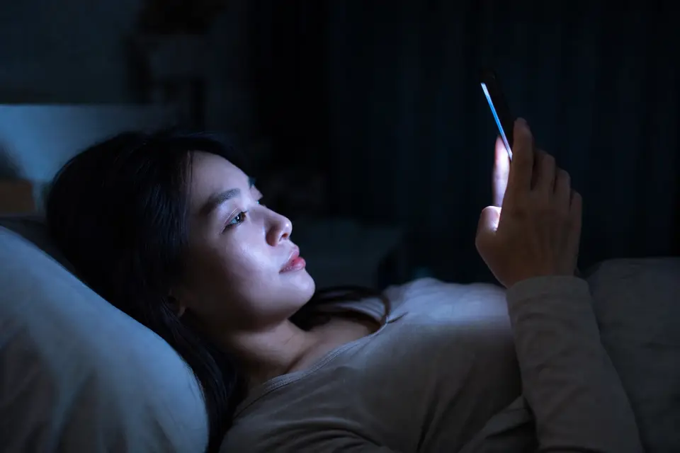 夜間藍光照明情境,示意藍光 LED 進入消費電子與照明應用