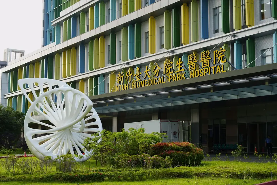 台灣醫院以 FHIR 與聯邦學習進行跨院 AI 驗證的示意場景