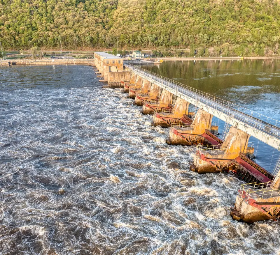 河道旁近距拍攝的防洪船閘與水面