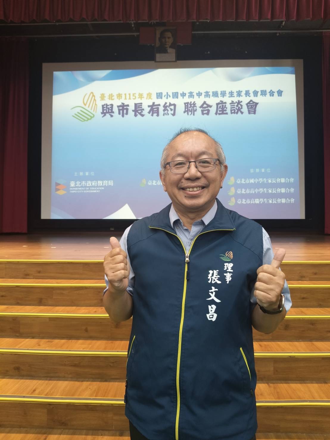 張文昌於座談會現場,分享青少年健康與家庭教育議題