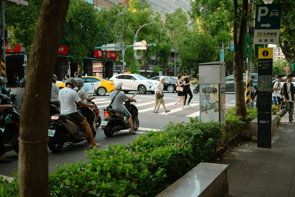 確認車籍、審驗、牌照與改裝文件後再上路(示意圖) 台灣城市道路與車輛通行情景