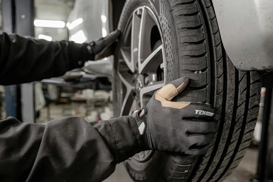 收折後照鏡仍要檢查車身與車輪的淨空 汽車輪胎與輪拱近距離畫面