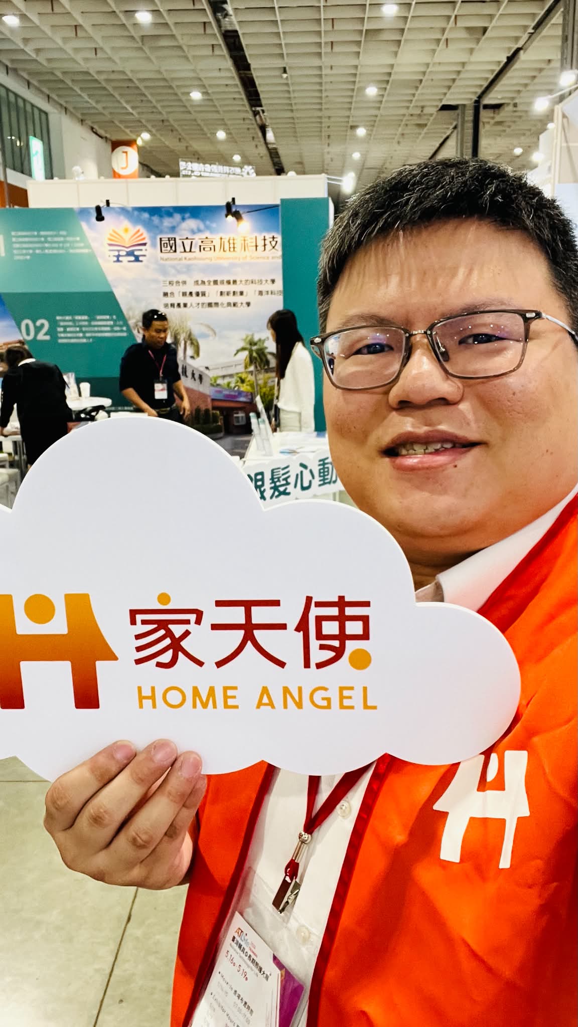 曾鼎傑在照顧服務相關活動中介紹家天使平台
