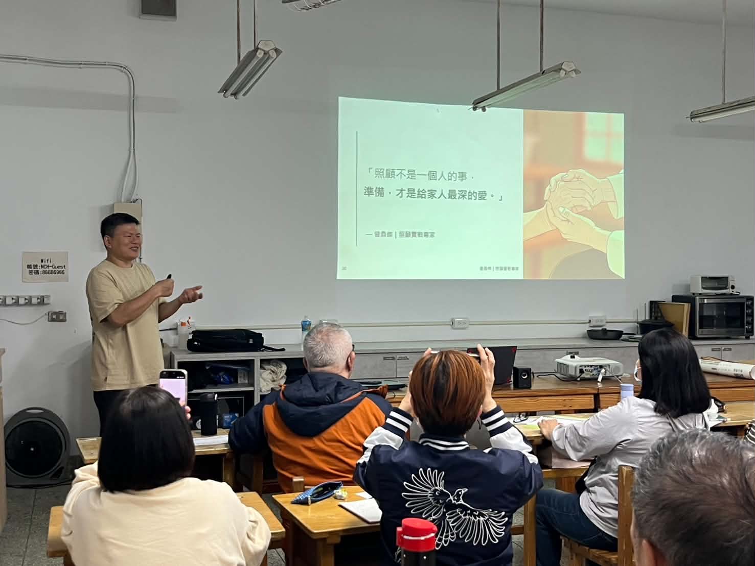 曾鼎傑在照顧服務課程現場分享照顧經驗