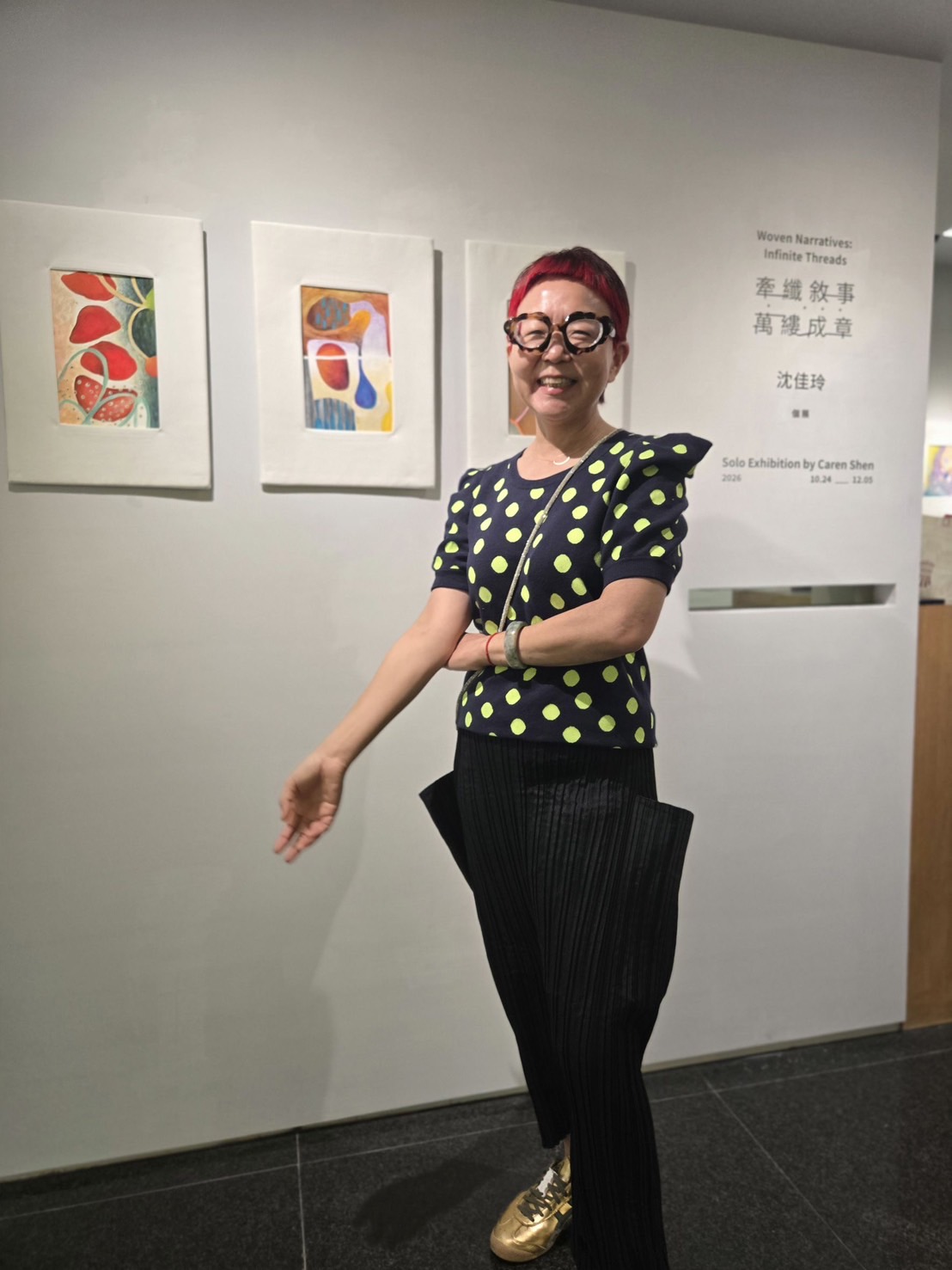 展場內的大型織品與牆面繪畫作品