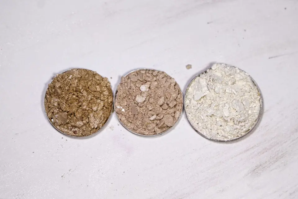 礦砂、豆腐砂與松木砂分裝在標示清楚的容器中,呈現顆粒、重量與清理方式比較