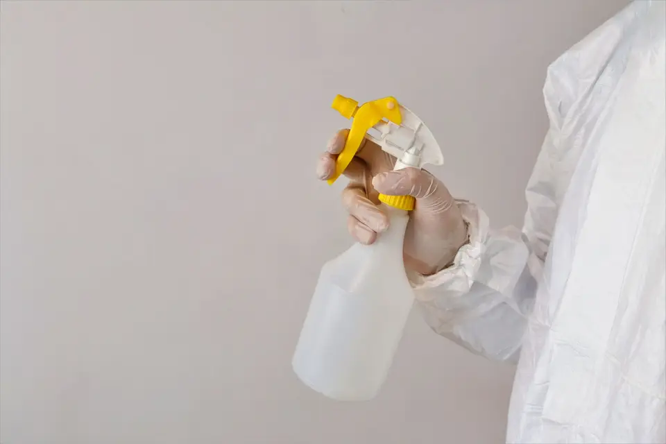定期清潔消毒孩童常接觸的物品(示意圖) 手持噴瓶清潔消毒的示意畫面