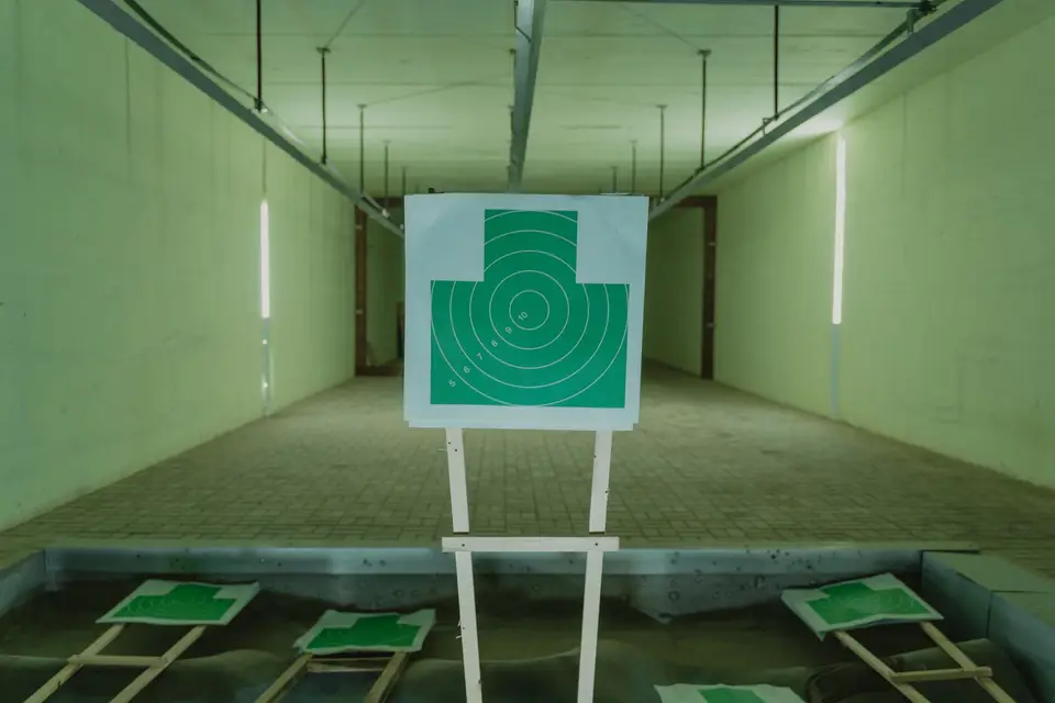 10公尺空氣步槍項目考驗選手的動作穩定度,每一發射擊都需要精準的執行力(示意圖) 射擊選手在室內靶場瞄準標靶,進行10公尺空氣步槍訓練。