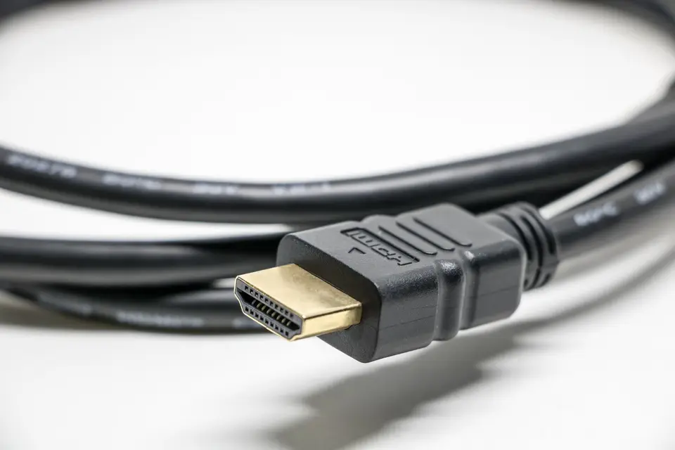 HDMI 線插在電視背面的連接埠
