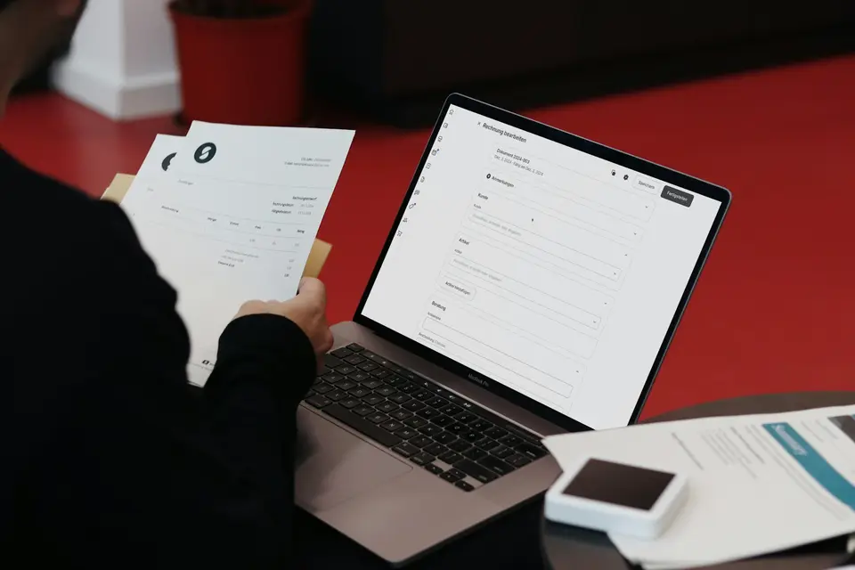 筆電畫面呈現管理員設定、Team 席次與帳單欄位,旁邊放著組織文件與檢查清單。