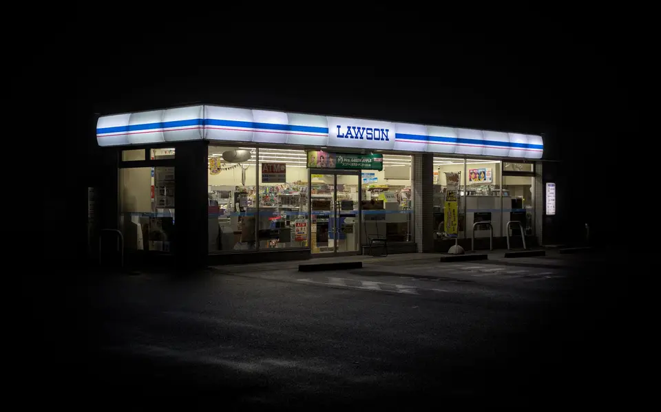夜間街角的Lawson便利商店外觀