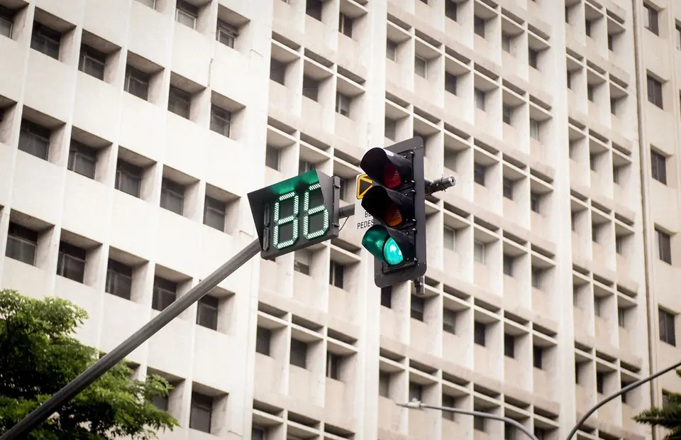 城市號誌旁的數字倒數顯示器與道路設備