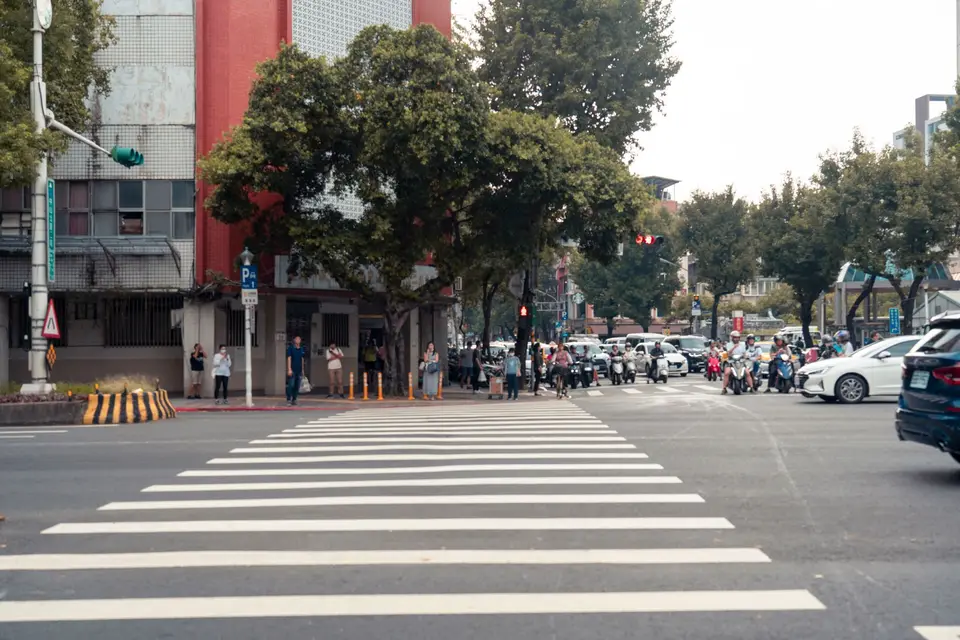 小綠人與倒數號誌已融入台灣通勤路口 台灣城市路口的斑馬線、機車與汽車等待號誌