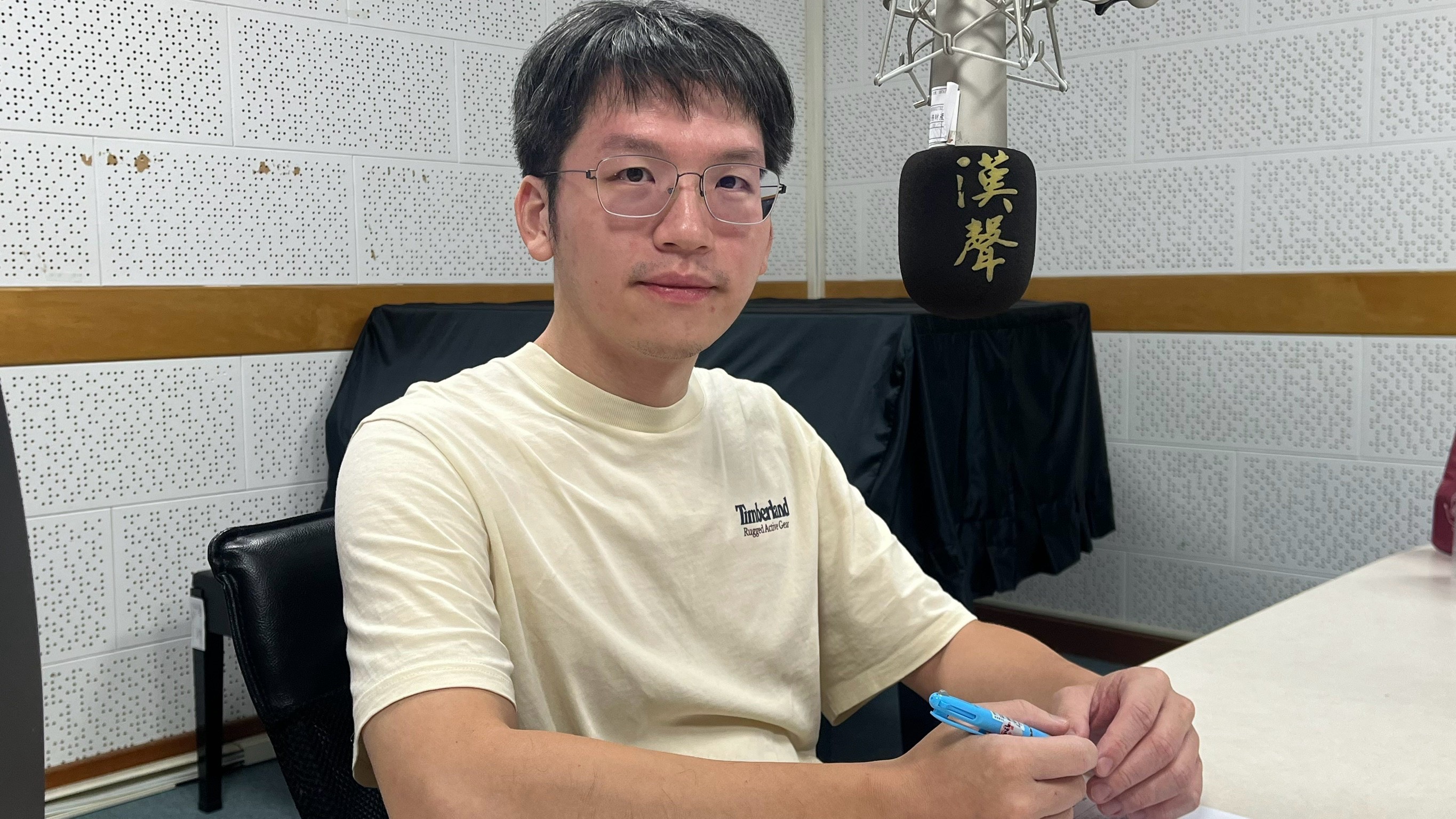 楊翔文在錄音室接受訪談