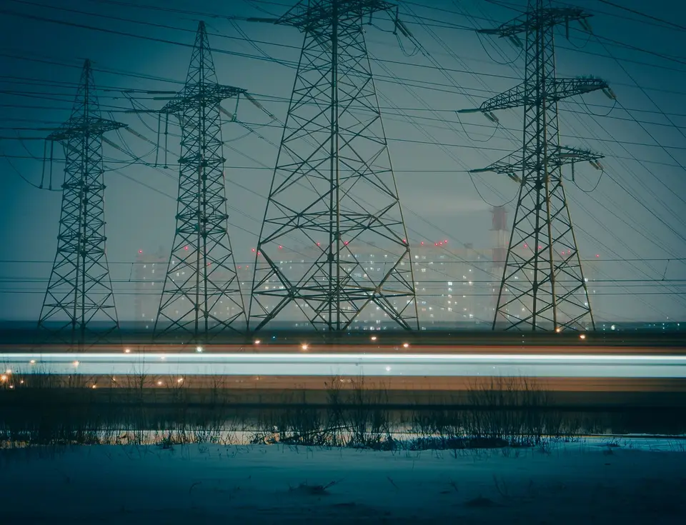 夜間僅靠燭光照明的街道（示意圖）