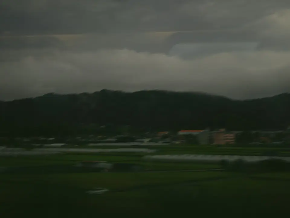 豪雨中的山區村落、坡地與急流近景